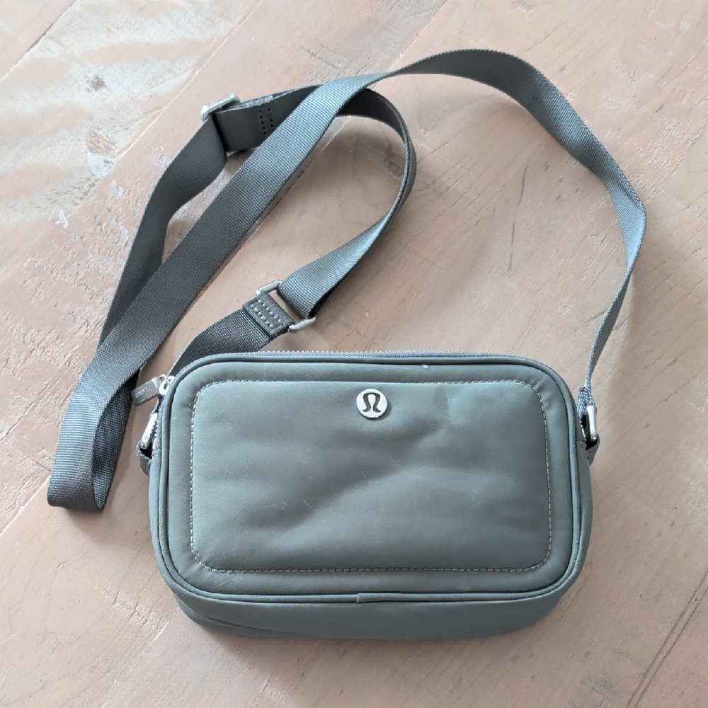 lululemon athletica Olive Belt Bag